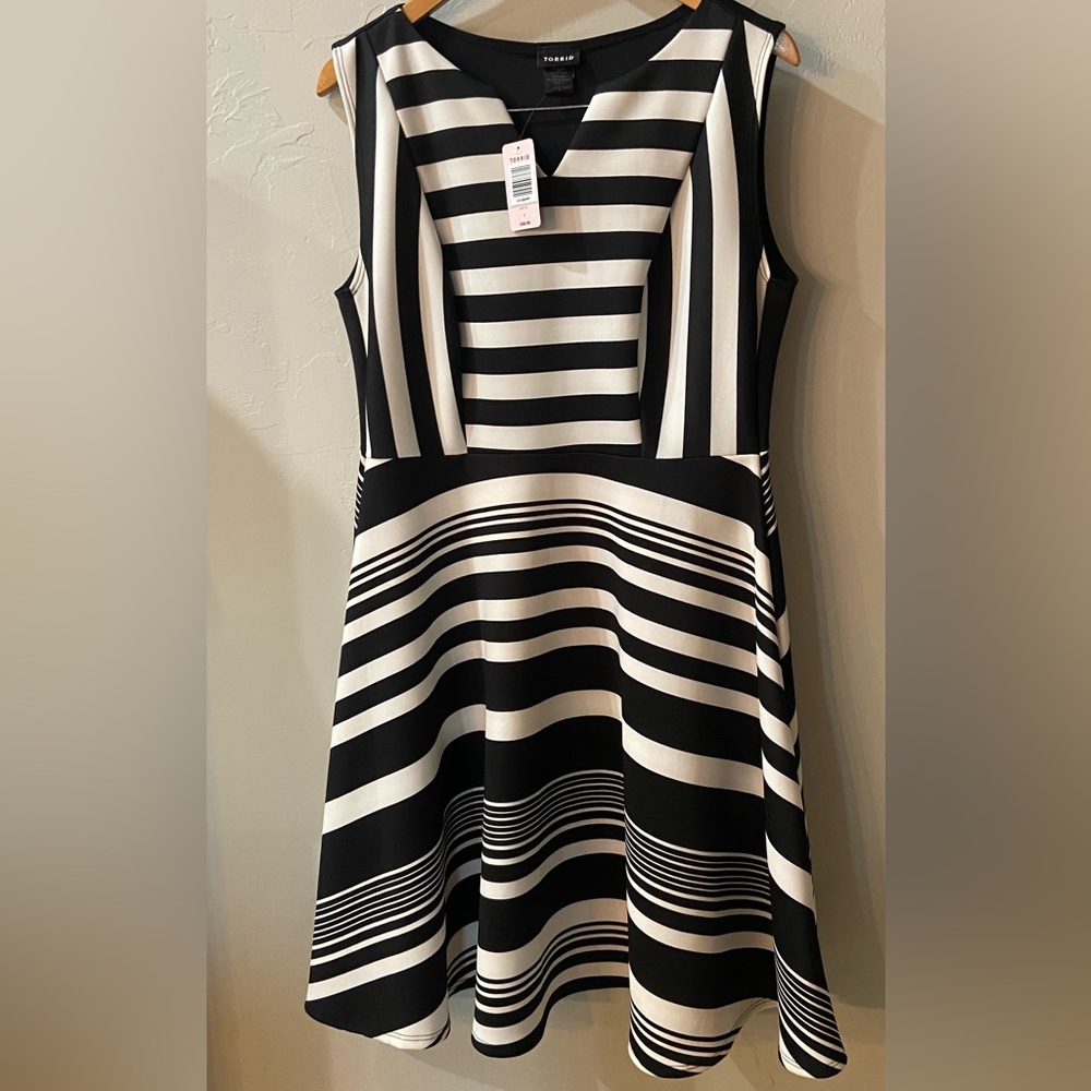 NWT Torrid Black and White Dress Size 1 (14-16) - Picture 1 of 9